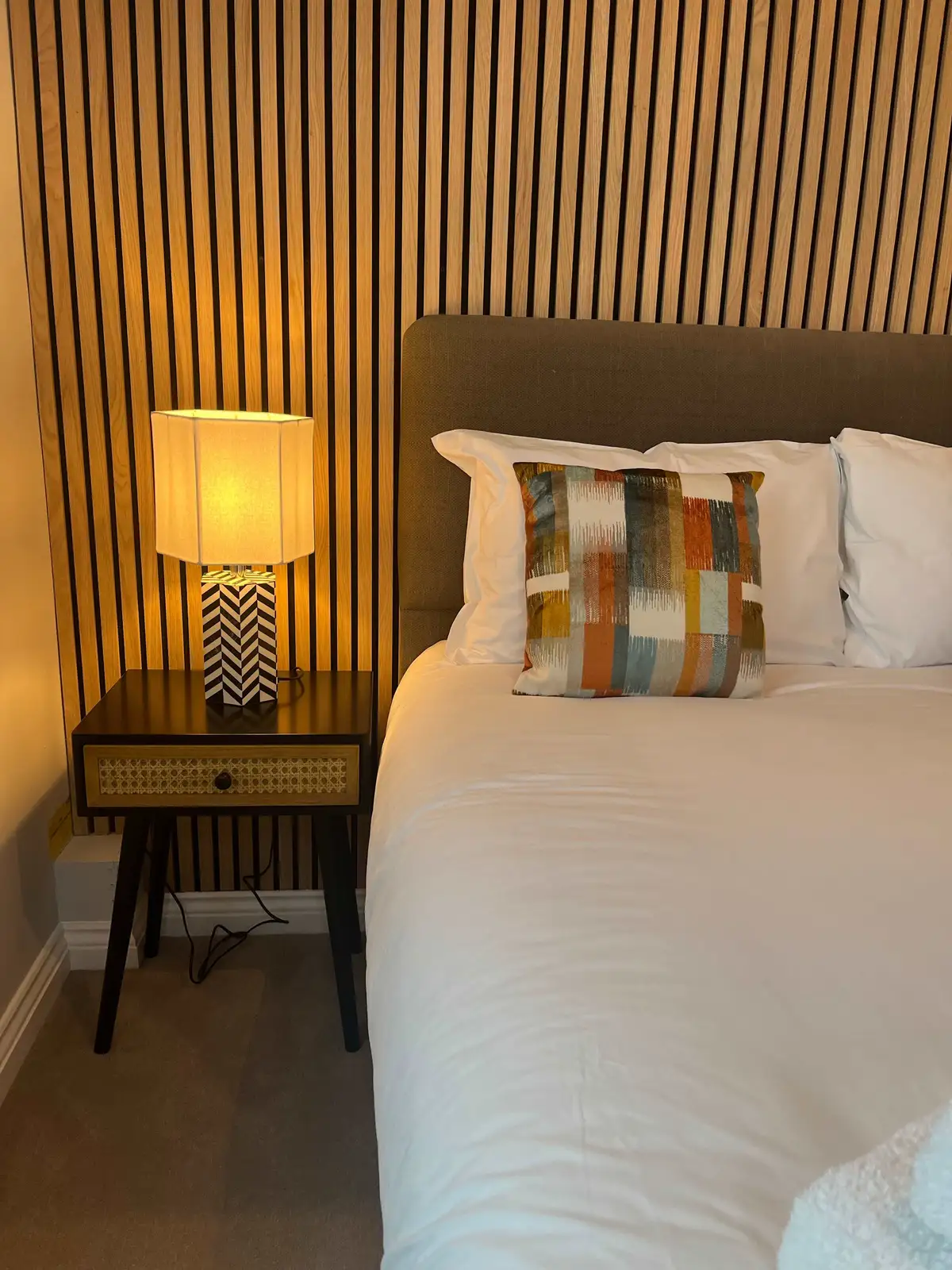 Corporate serviced apartment in Bournemouth with dedicated workspace and full kitchen